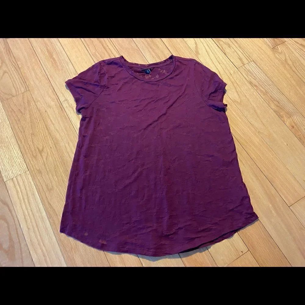 Torrid maroon/purple leaf pattern short sleeve top